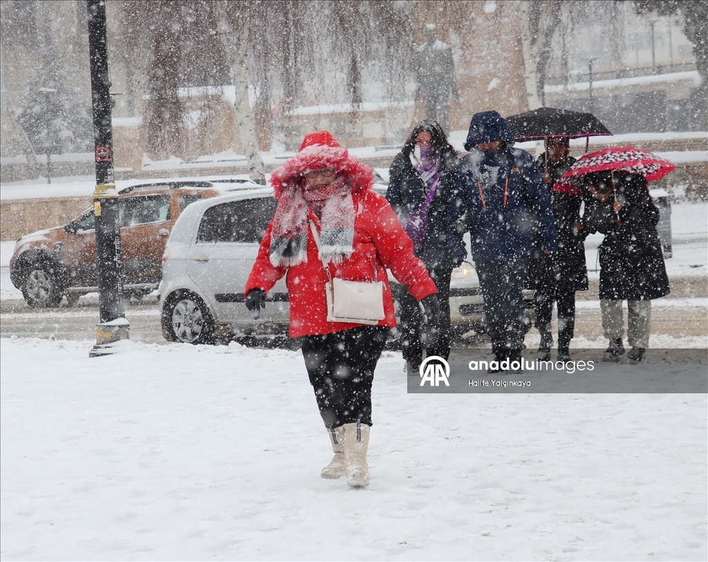 Sivas'ta kar yağışı ve soğuk hava etkili oluyor