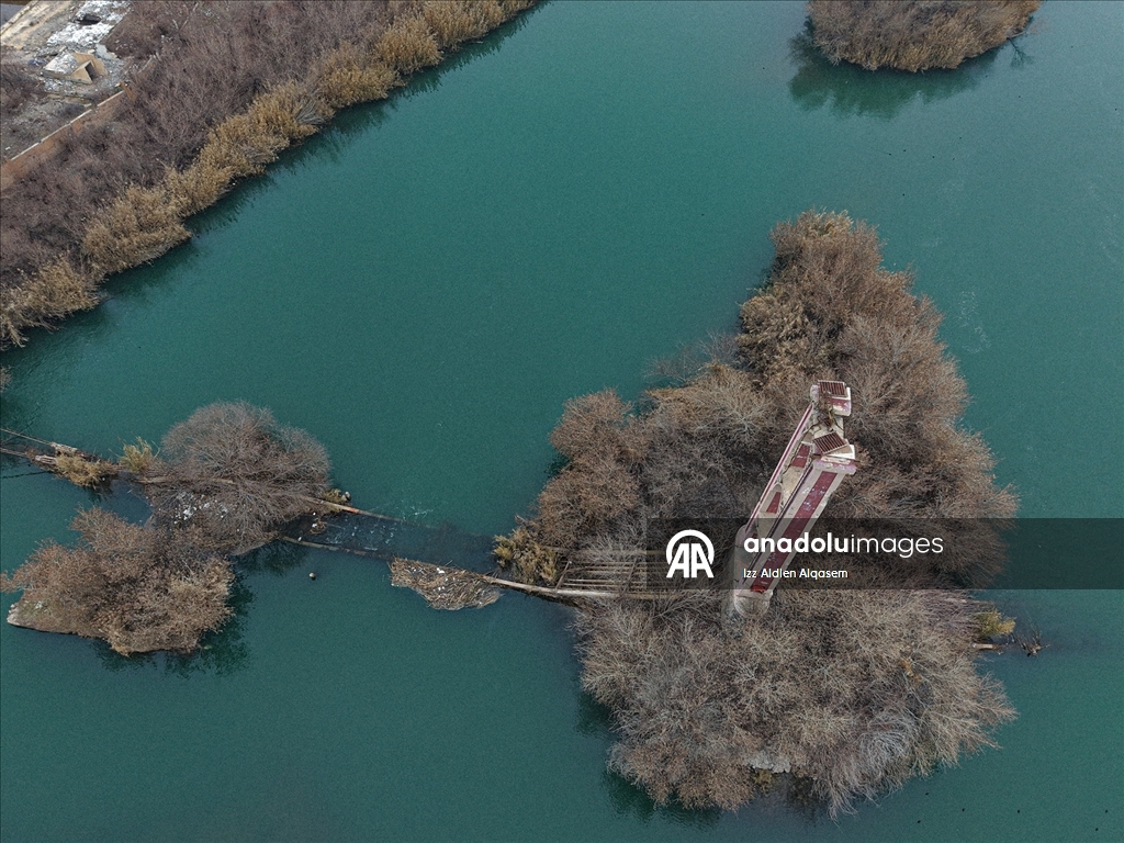 Suriye'nin Deyrizor ilinde 15 yıldır hedef alınan köprüler, halkın yaşamını durma noktasına getirdi