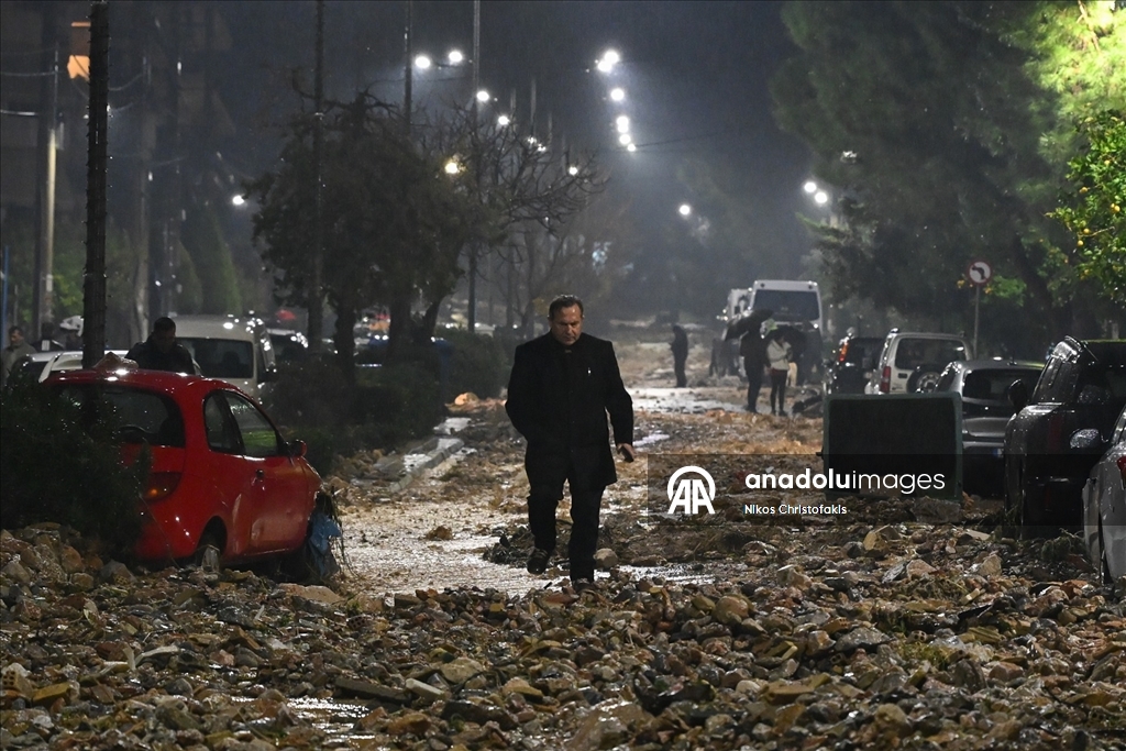 Yunanistan'da olumsuz hava koşulları nedeniyle 2 kişi hayatını kaybetti 