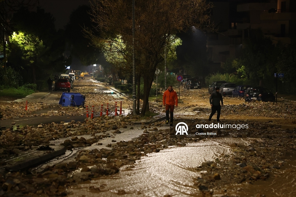 Yunanistan'da olumsuz hava koşulları nedeniyle 2 kişi hayatını kaybetti 