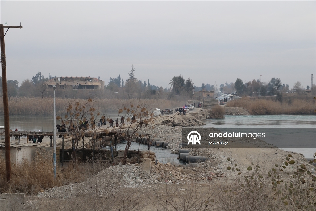 Suriye'nin Deyrizor ilinde 15 yıldır hedef alınan köprüler, halkın yaşamını durma noktasına getirdi