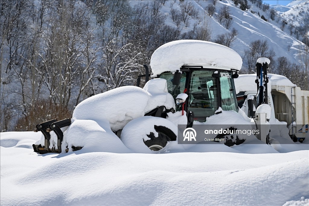 Li Wanê li taxên ku stûriya berfê ji 2 metreyan derbas bûye zivistan dijwar derbas dibe