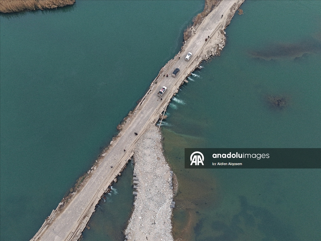 Suriye'nin Deyrizor ilinde 15 yıldır hedef alınan köprüler, halkın yaşamını durma noktasına getirdi