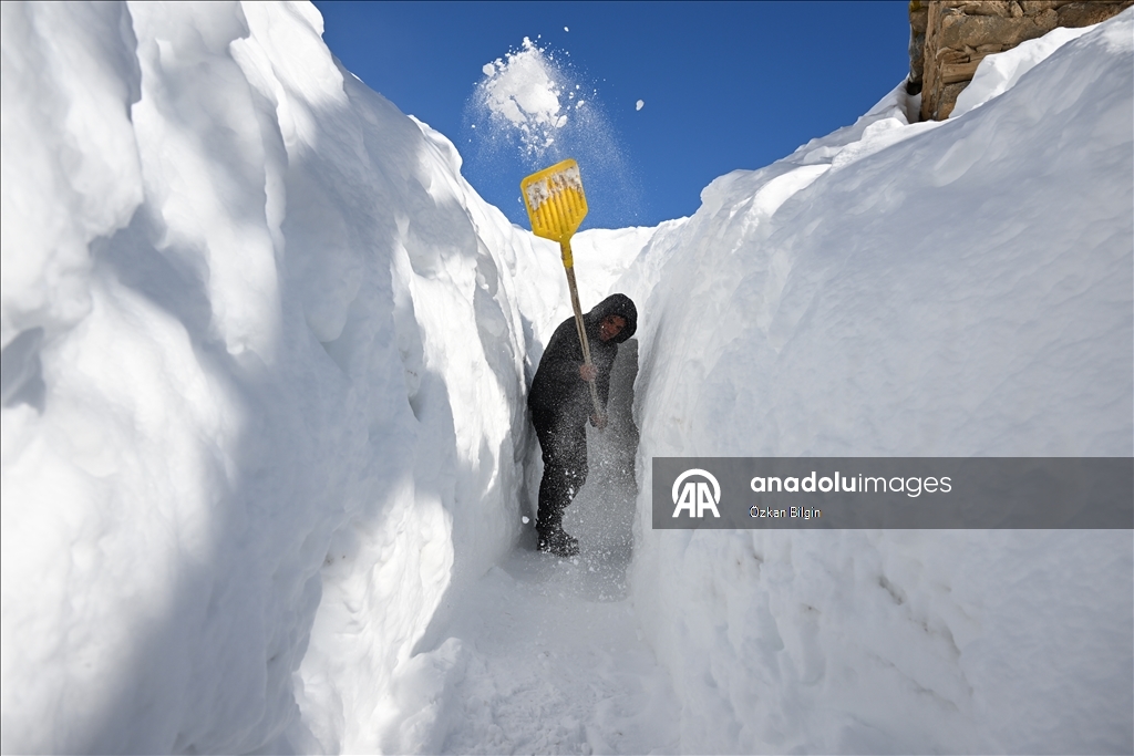 Li Wanê li taxên ku stûriya berfê ji 2 metreyan derbas bûye zivistan dijwar derbas dibe