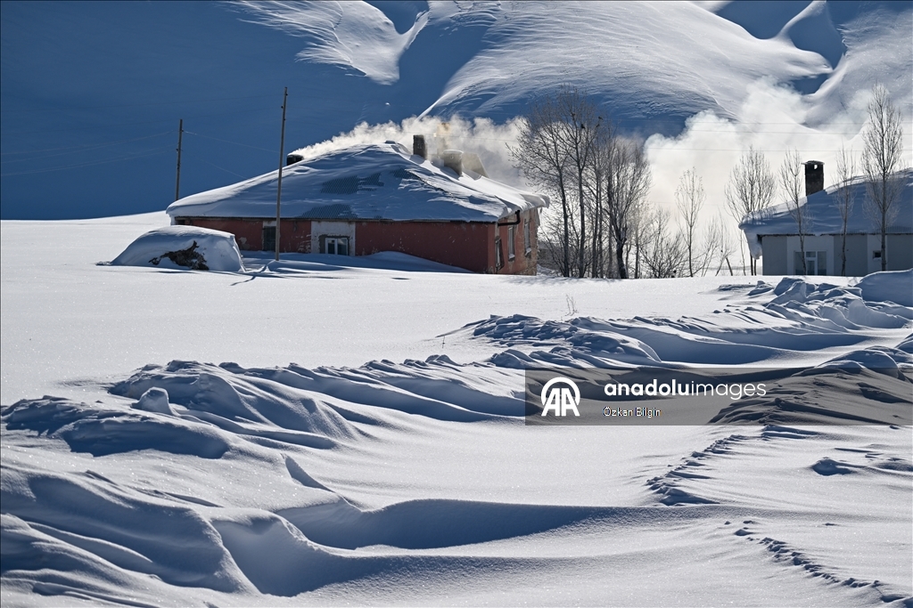 Li Wanê li taxên ku stûriya berfê ji 2 metreyan derbas bûye zivistan dijwar derbas dibe