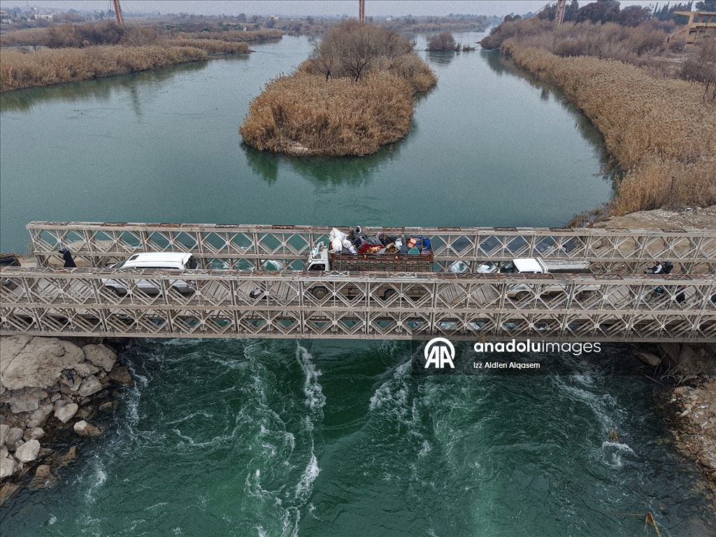 Suriye'nin Deyrizor ilinde 15 yıldır hedef alınan köprüler, halkın yaşamını durma noktasına getirdi