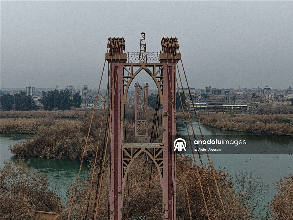 Suriye'nin Deyrizor ilinde 15 yıldır hedef alınan köprüler, halkın yaşamını durma noktasına getirdi