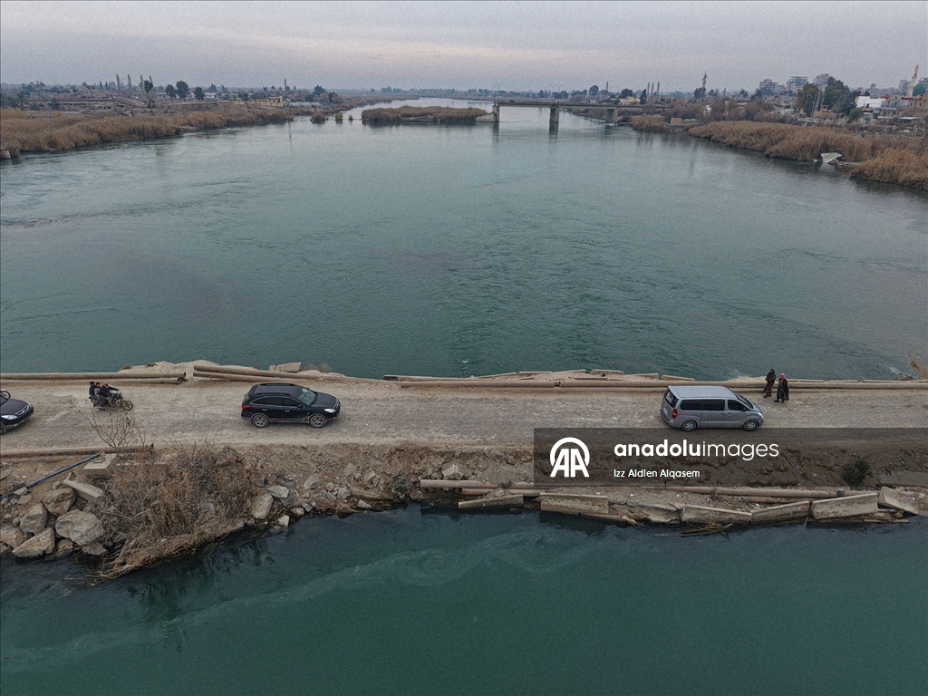 Suriye'nin Deyrizor ilinde 15 yıldır hedef alınan köprüler, halkın yaşamını durma noktasına getirdi