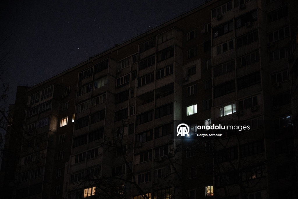 Ukraynalılar elektrik kesintilerine karşı 'Yenilmezlik Noktaları'na sığınıyor