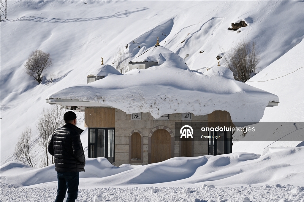 Li Wanê li taxên ku stûriya berfê ji 2 metreyan derbas bûye zivistan dijwar derbas dibe