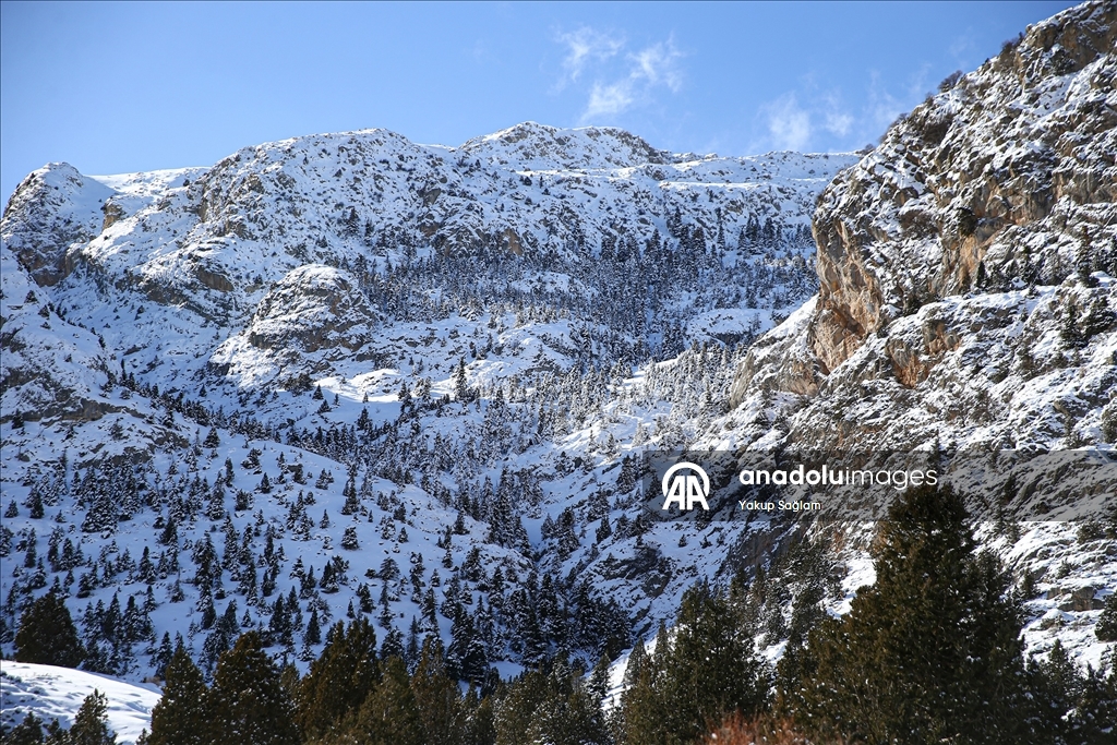 Doğa sporcuları Aladağlar'ın karla kaplı eteklerinde sınırlarını zorluyor