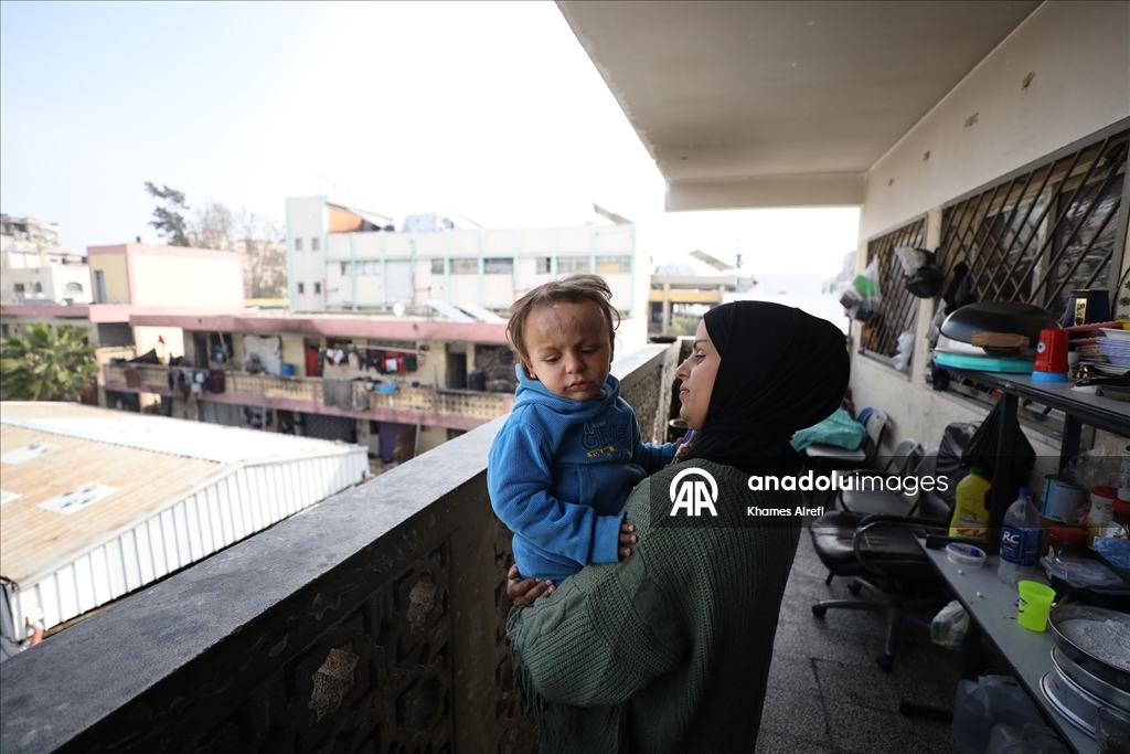 İsrail'in Gazze'ye saldırılarında ağır yaralanan Filistinli çocuk, gerekli tedaviye kavuşmayı bekliyor