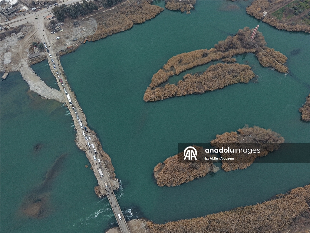 Suriye'nin Deyrizor ilinde 15 yıldır hedef alınan köprüler, halkın yaşamını durma noktasına getirdi