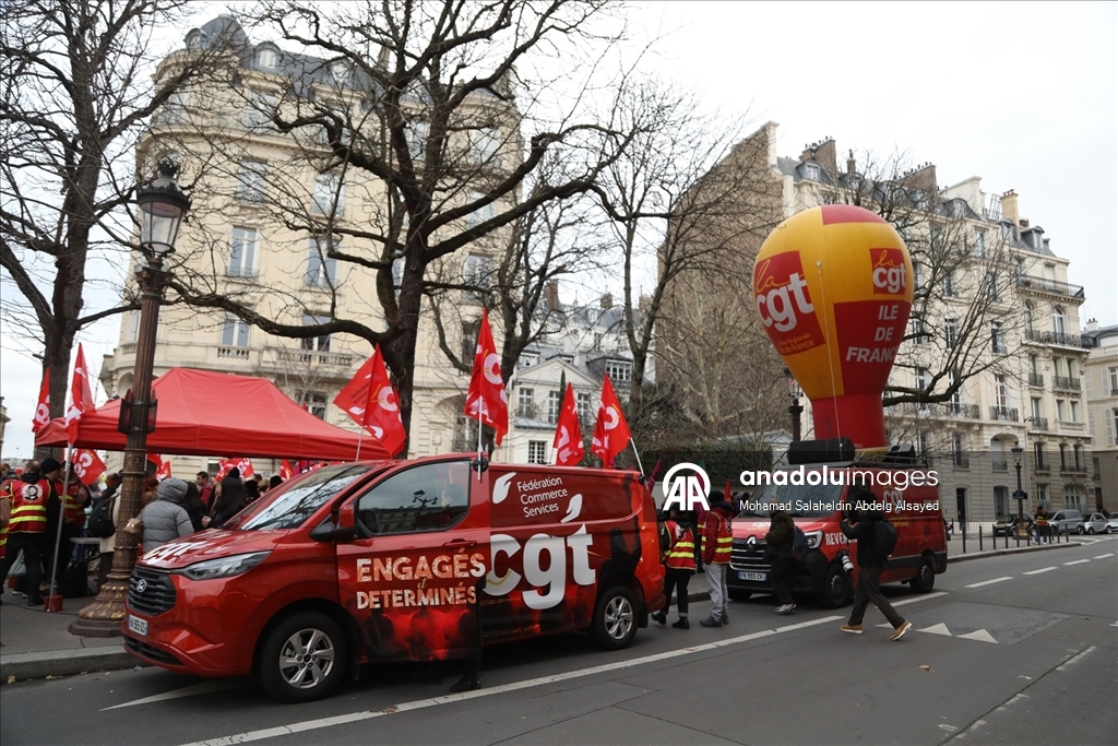 Paris’te 1 Mayıs resmi tatilinin değiştirilmesine karşı miting düzenlendi