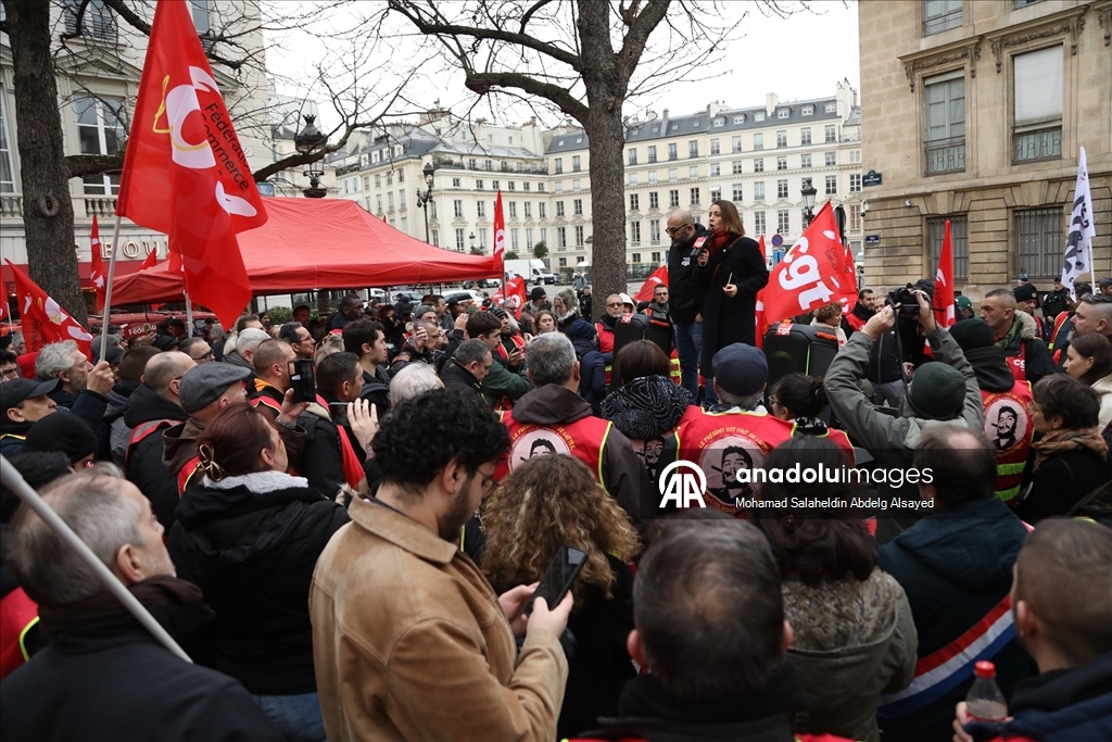 Paris’te 1 Mayıs resmi tatilinin değiştirilmesine karşı miting düzenlendi