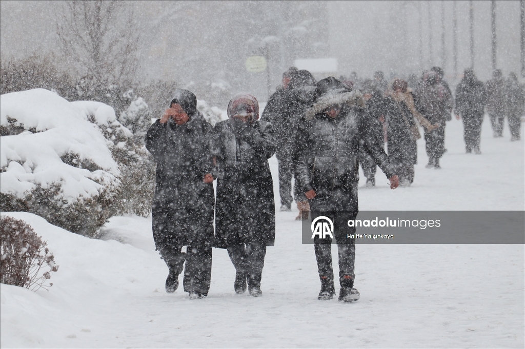 Sivas'ta kar yağışı ve soğuk hava etkili oluyor