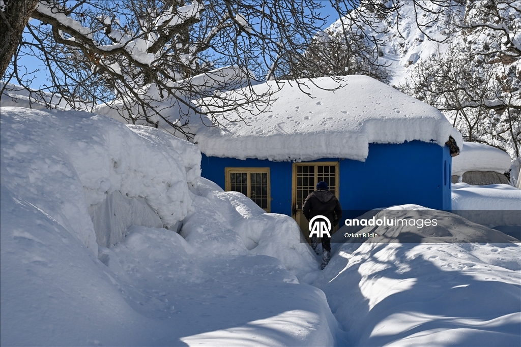 Li Wanê li taxên ku stûriya berfê ji 2 metreyan derbas bûye zivistan dijwar derbas dibe
