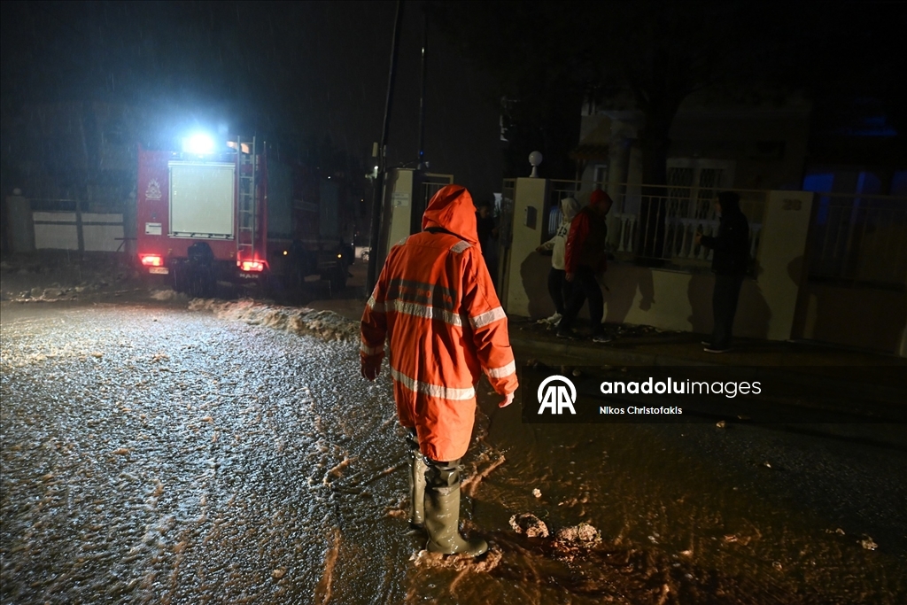Yunanistan'da olumsuz hava koşulları nedeniyle 2 kişi hayatını kaybetti 