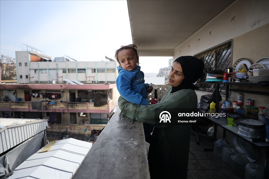 İsrail'in Gazze'ye saldırılarında ağır yaralanan Filistinli çocuk, gerekli tedaviye kavuşmayı bekliyor
