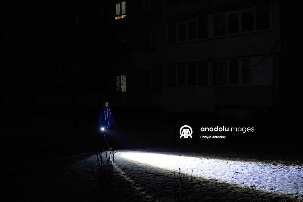 Ukraynalılar elektrik kesintilerine karşı 'Yenilmezlik Noktaları'na sığınıyor