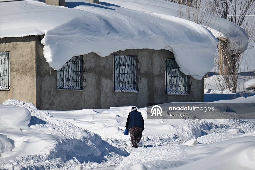 Li Wanê li taxên ku stûriya berfê ji 2 metreyan derbas bûye zivistan dijwar derbas dibe