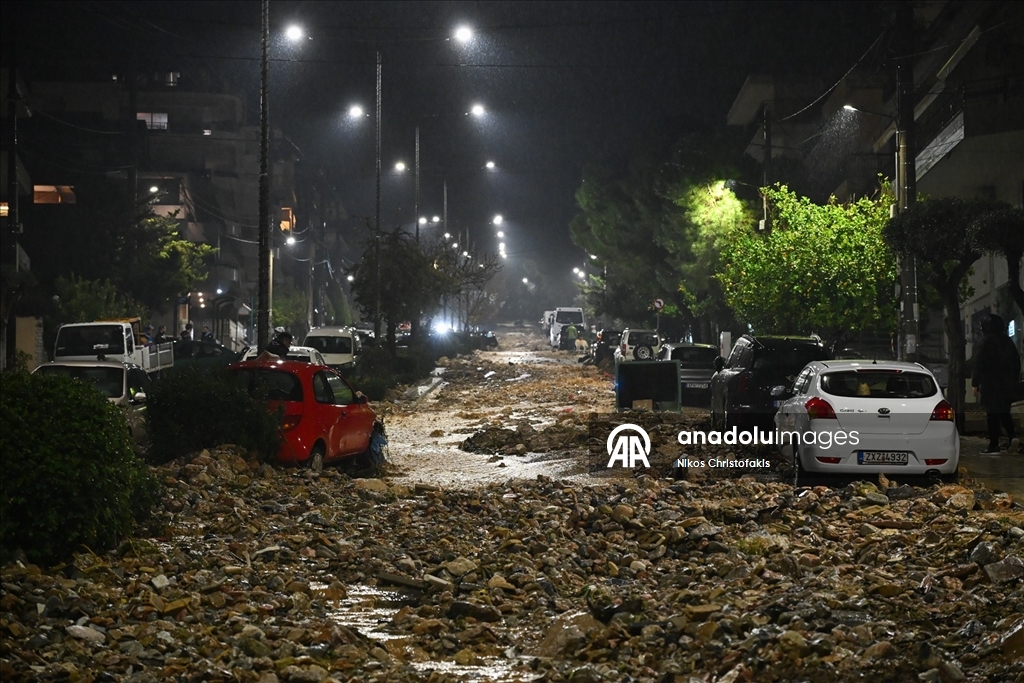 Yunanistan'da olumsuz hava koşulları nedeniyle 2 kişi hayatını kaybetti 