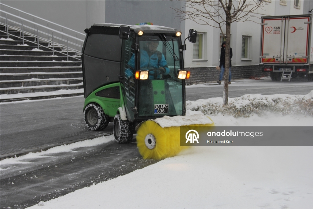 Kayseri'de kar etkili oldu
