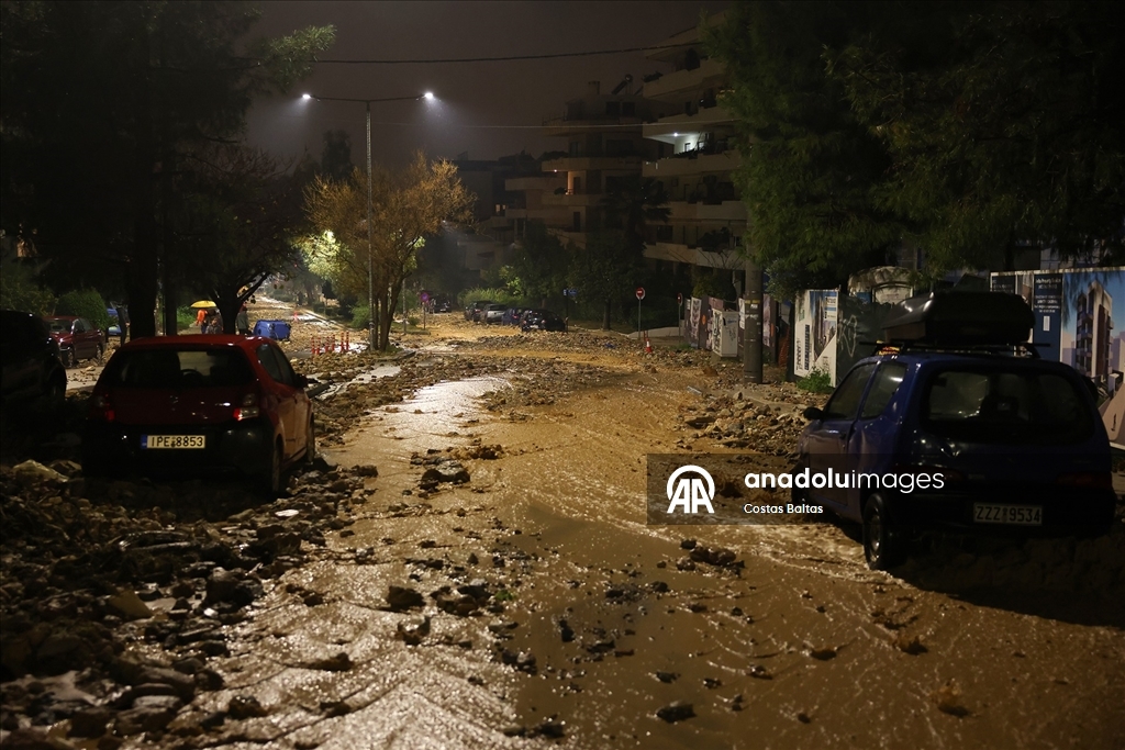 Yunanistan'da olumsuz hava koşulları nedeniyle 2 kişi hayatını kaybetti 