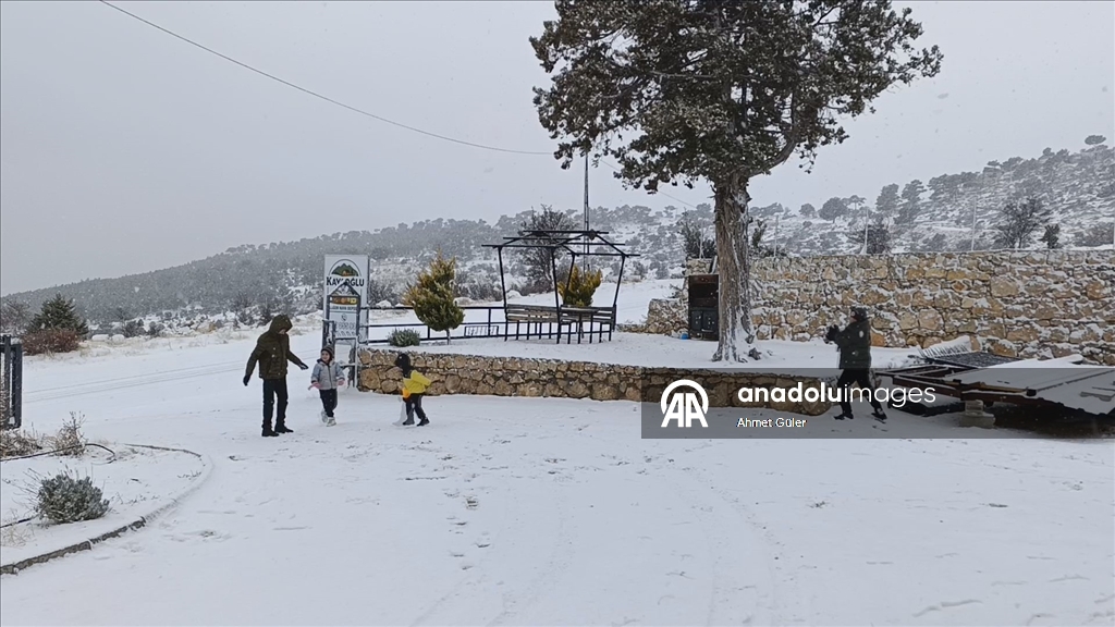 Mersin'in yüksek kesimlerinde kar yağışı etkili oldu