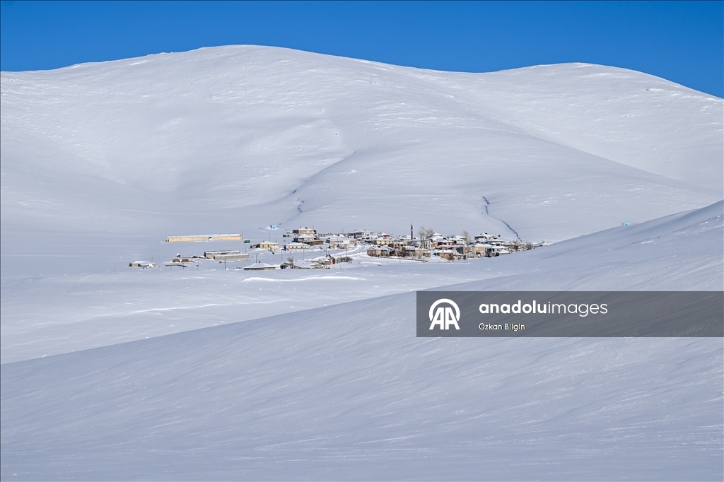Li Wanê li taxên ku stûriya berfê ji 2 metreyan derbas bûye zivistan dijwar derbas dibe