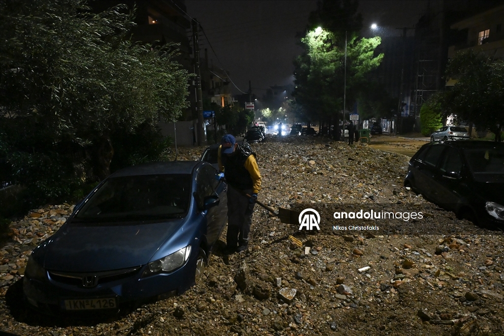 Yunanistan'da olumsuz hava koşulları nedeniyle 2 kişi hayatını kaybetti 