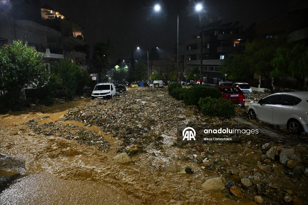 Yunanistan'da olumsuz hava koşulları nedeniyle 2 kişi hayatını kaybetti 
