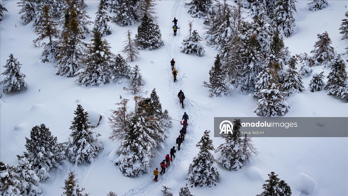 Doğa sporcuları Aladağlar'ın karla kaplı eteklerinde sınırlarını zorluyor
