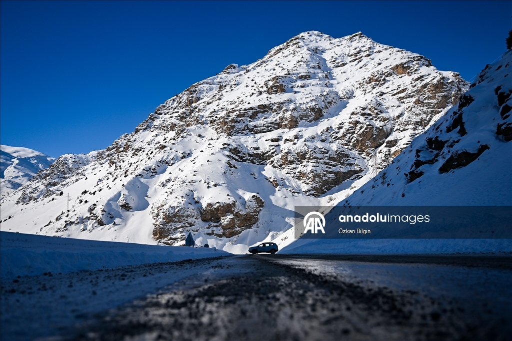 Li Wanê li taxên ku stûriya berfê ji 2 metreyan derbas bûye zivistan dijwar derbas dibe