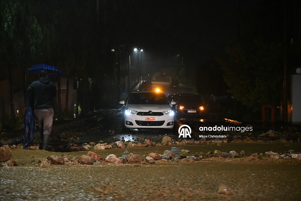 Yunanistan'da olumsuz hava koşulları nedeniyle 2 kişi hayatını kaybetti 