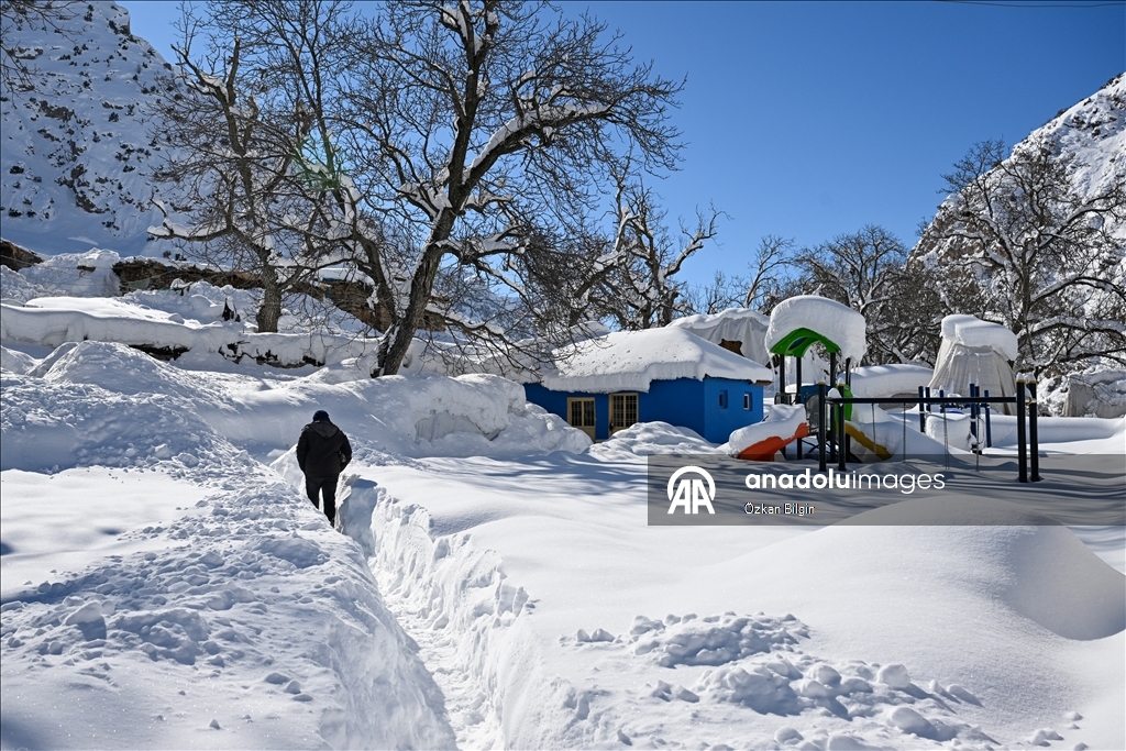 Li Wanê li taxên ku stûriya berfê ji 2 metreyan derbas bûye zivistan dijwar derbas dibe
