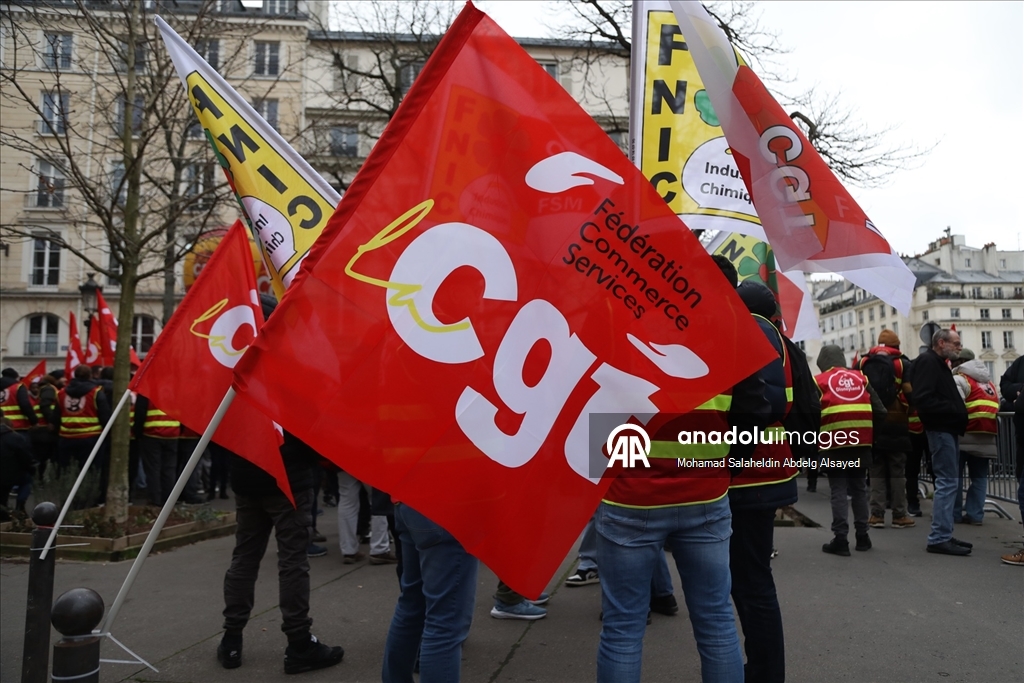 Paris’te 1 Mayıs resmi tatilinin değiştirilmesine karşı miting düzenlendi