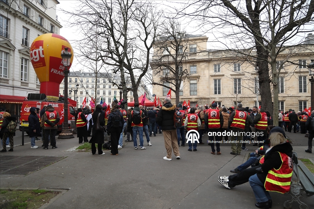 Paris’te 1 Mayıs resmi tatilinin değiştirilmesine karşı miting düzenlendi