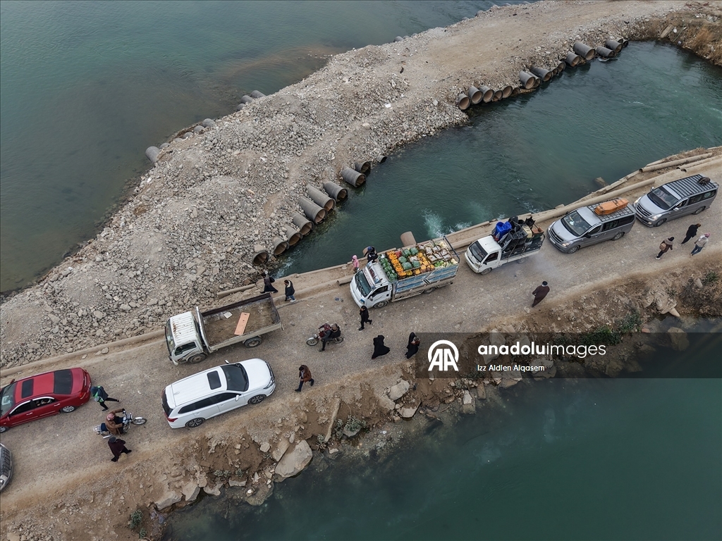 Suriye'nin Deyrizor ilinde 15 yıldır hedef alınan köprüler, halkın yaşamını durma noktasına getirdi