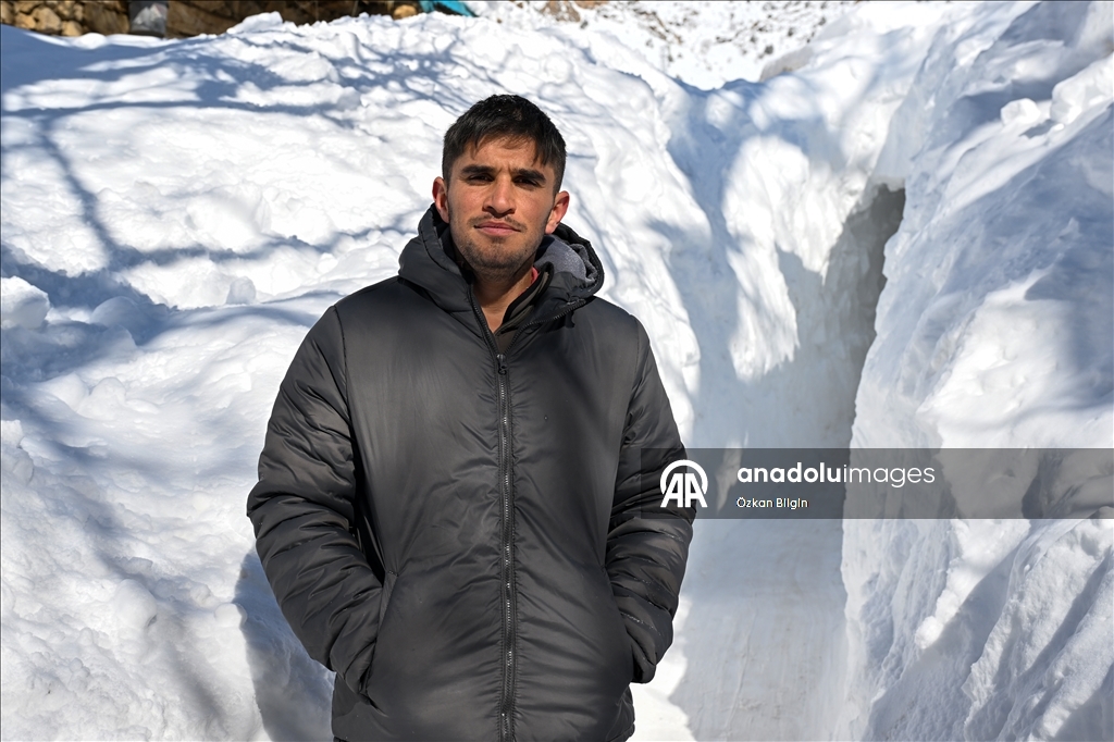 Li Wanê li taxên ku stûriya berfê ji 2 metreyan derbas bûye zivistan dijwar derbas dibe