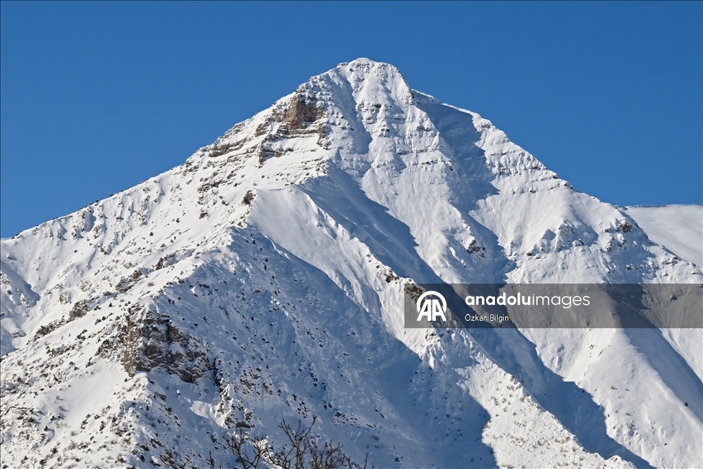 Li Wanê li taxên ku stûriya berfê ji 2 metreyan derbas bûye zivistan dijwar derbas dibe