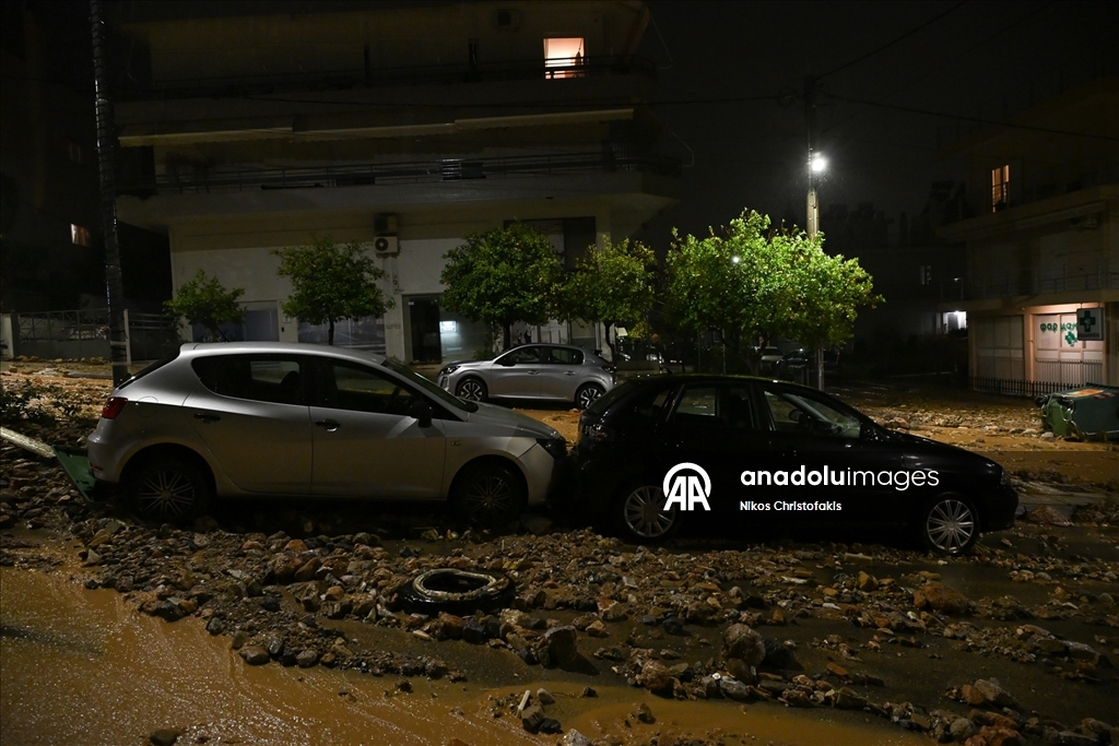 Yunanistan'da olumsuz hava koşulları nedeniyle 2 kişi hayatını kaybetti 