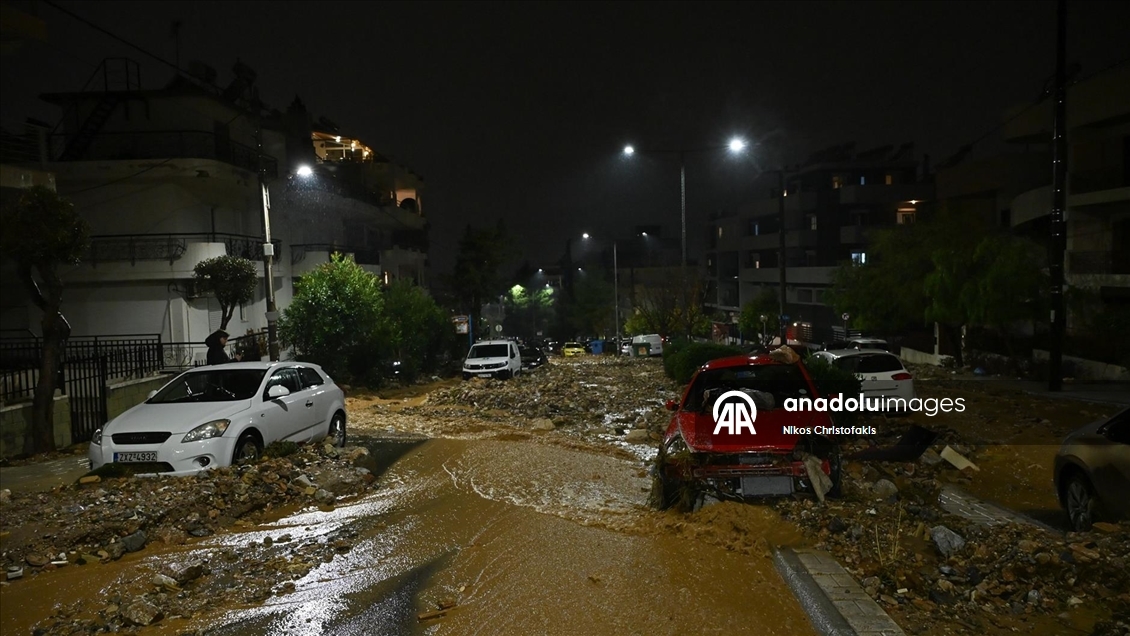Yunanistan'da olumsuz hava koşulları nedeniyle 2 kişi hayatını kaybetti 