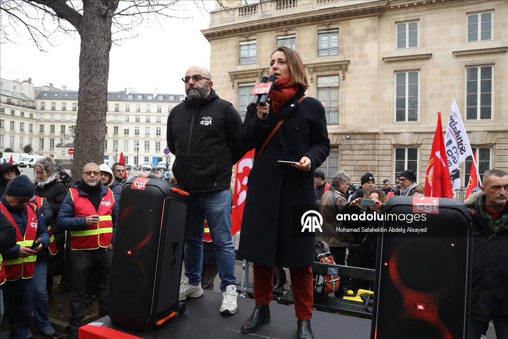 Paris’te 1 Mayıs resmi tatilinin değiştirilmesine karşı miting düzenlendi