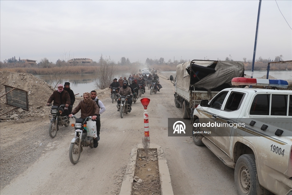 Suriye'nin Deyrizor ilinde 15 yıldır hedef alınan köprüler, halkın yaşamını durma noktasına getirdi
