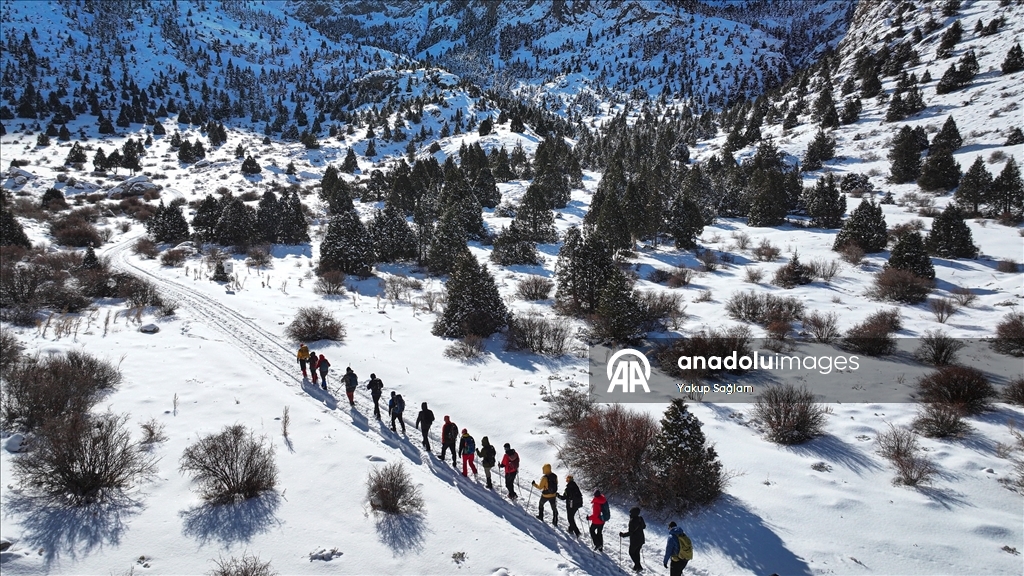 Doğa sporcuları Aladağlar'ın karla kaplı eteklerinde sınırlarını zorluyor
