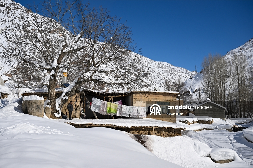 Li Wanê li taxên ku stûriya berfê ji 2 metreyan derbas bûye zivistan dijwar derbas dibe