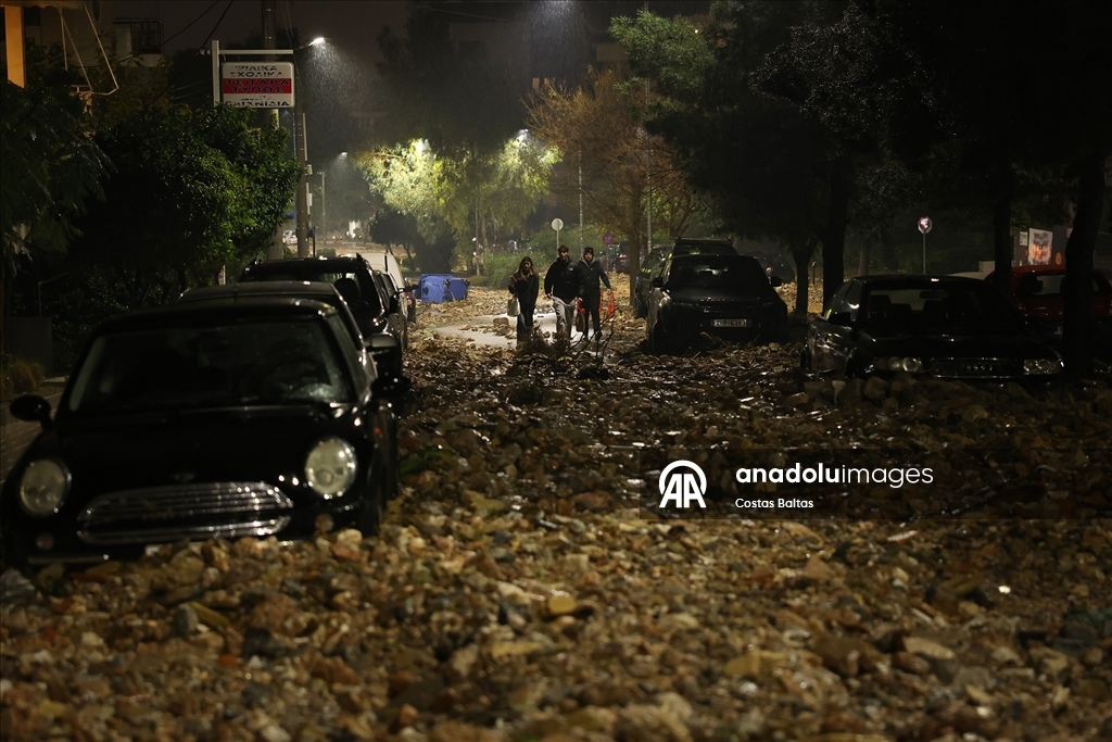 Yunanistan'da olumsuz hava koşulları nedeniyle 2 kişi hayatını kaybetti 