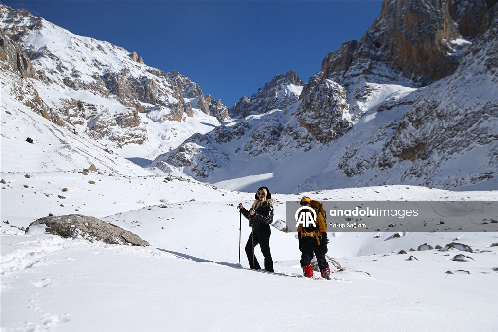 Doğa sporcuları Aladağlar'ın karla kaplı eteklerinde sınırlarını zorluyor