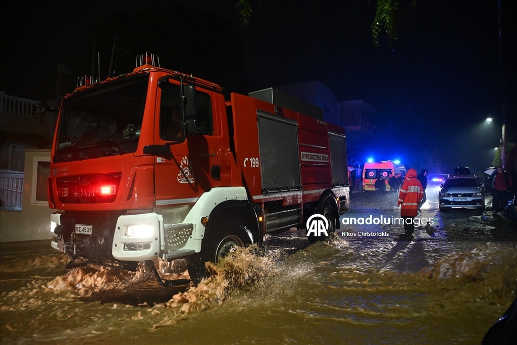 Yunanistan'da olumsuz hava koşulları nedeniyle 2 kişi hayatını kaybetti 